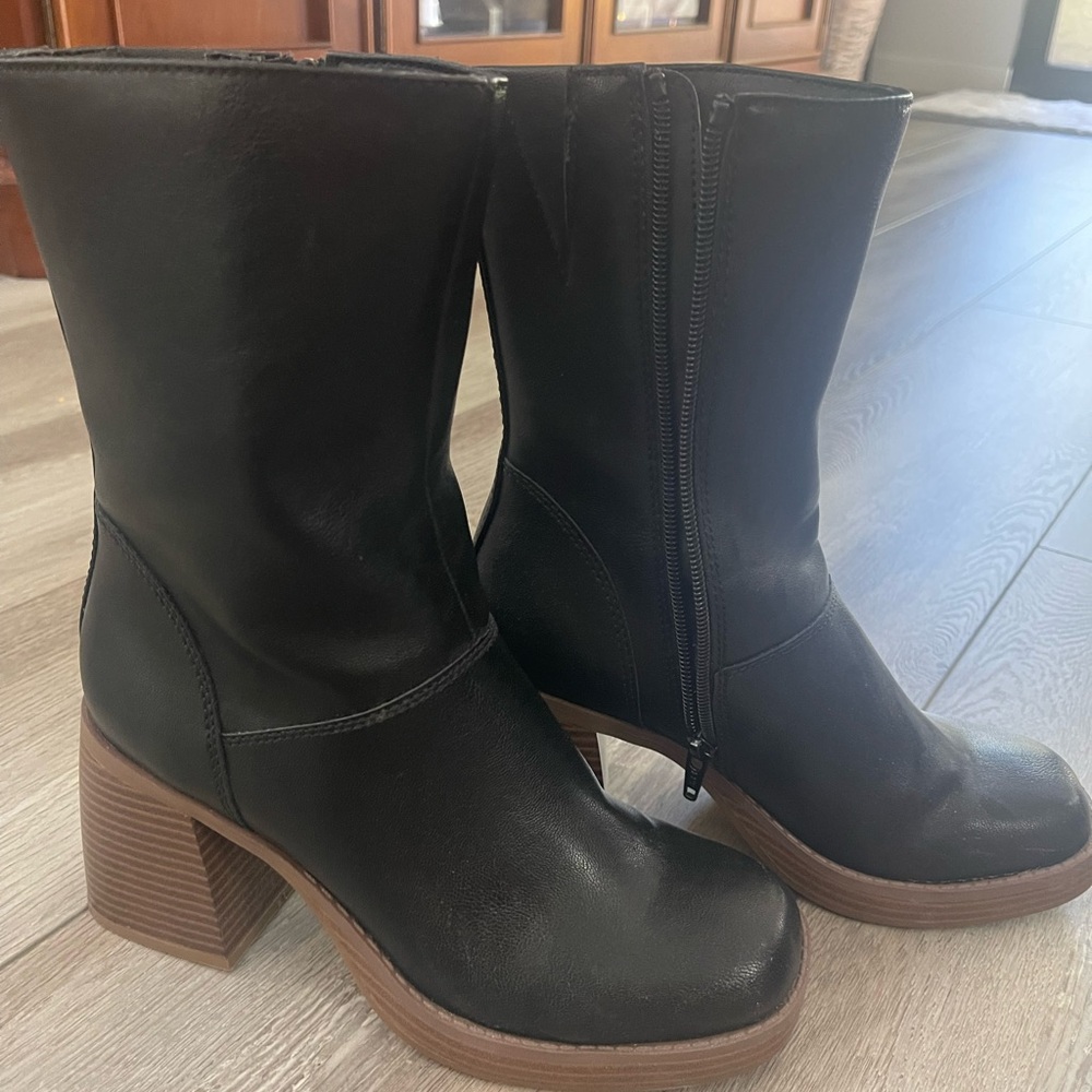 Barely used Womens Sun Stone boots